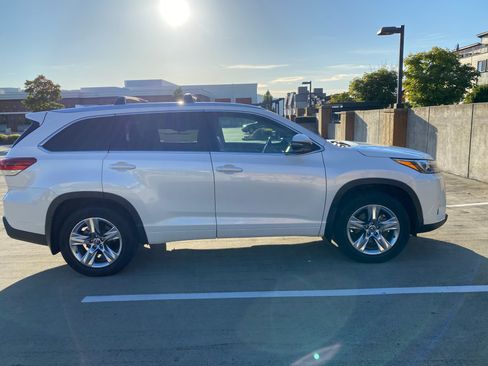 Used 2018 Toyota Highlander Limited AWD/4WD image 2