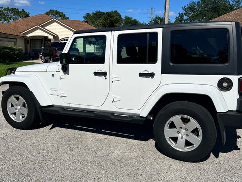 Used 2012 Jeep Wrangler Unlimited Sahara w/ Connectivity Group AWD/4WD image 6