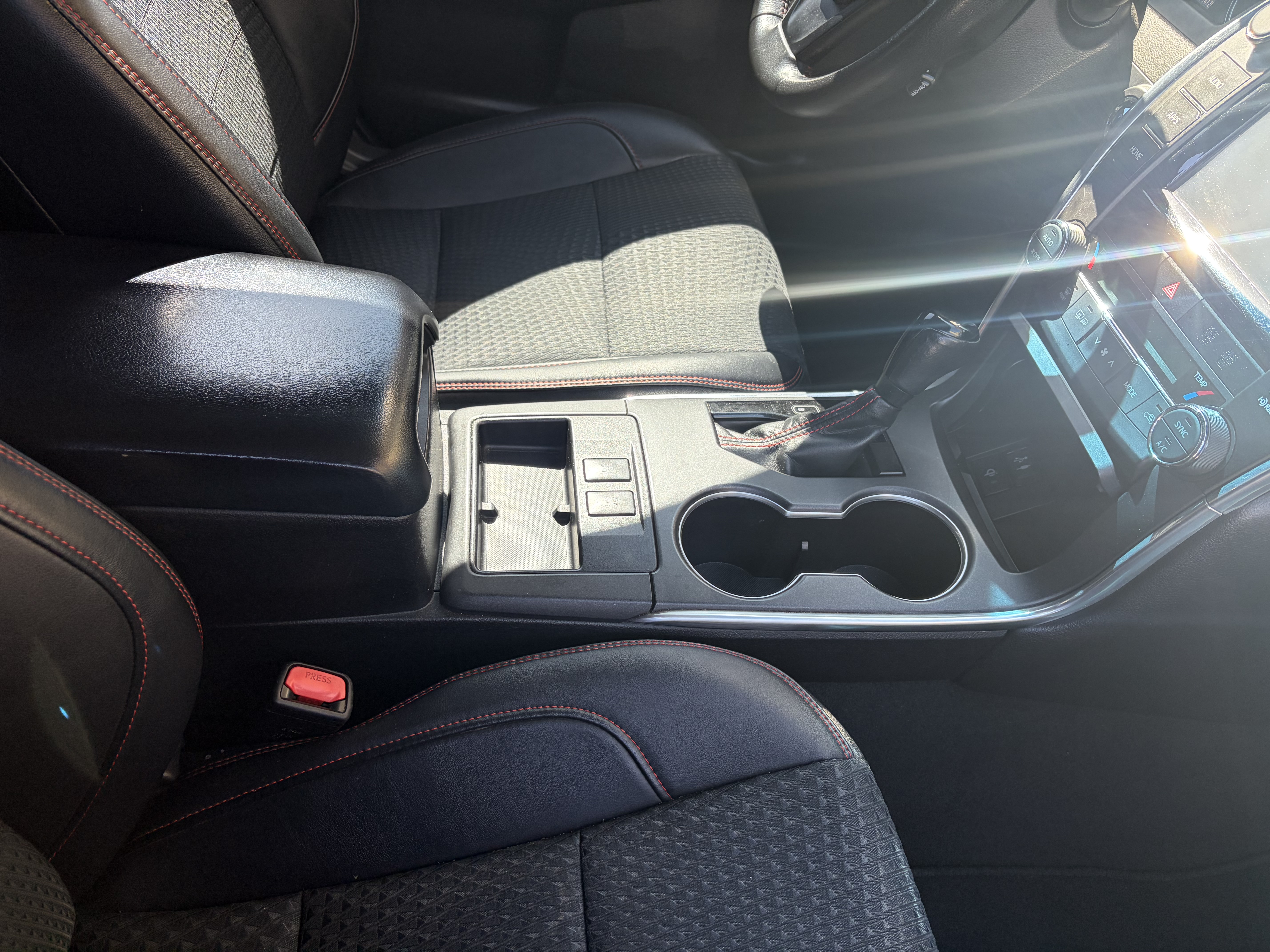 Used 2015 Toyota Camry SE w/ Moonroof Package FWD image 8