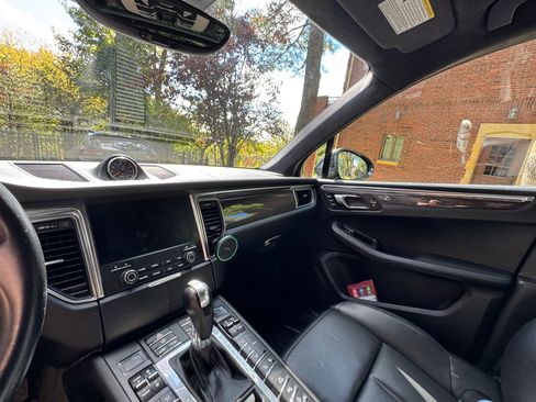 Used 2017 Porsche Macan Turbo image 21