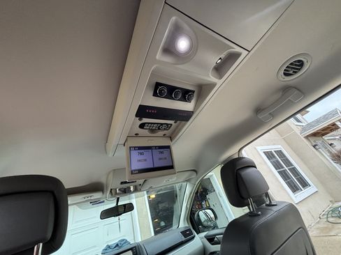 Used 2012 Volkswagen Routan SE image 4