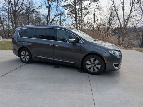 Used 2018 Chrysler Pacifica Limited w/ Advanced Safetytec Group image 2