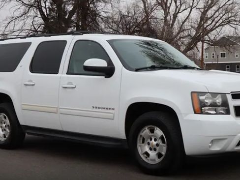 Used 2010 Chevrolet Suburban LT image 1