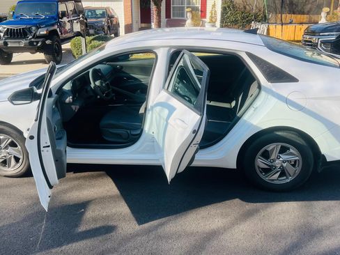 Used 2025 Hyundai Elantra SE image 11
