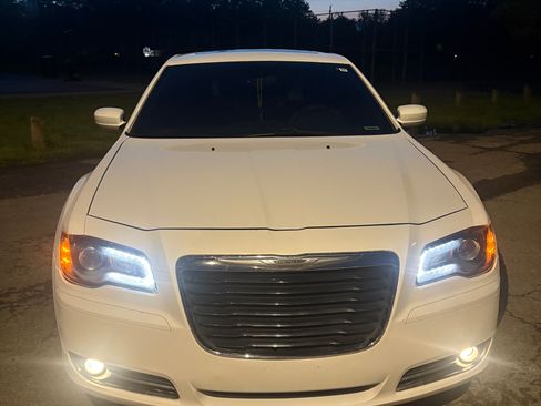 Used 2014 Chrysler 300 S RWD image 10