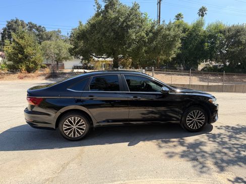 Used 2019 Volkswagen Jetta SE w/ Cold Weather Package FWD image 12