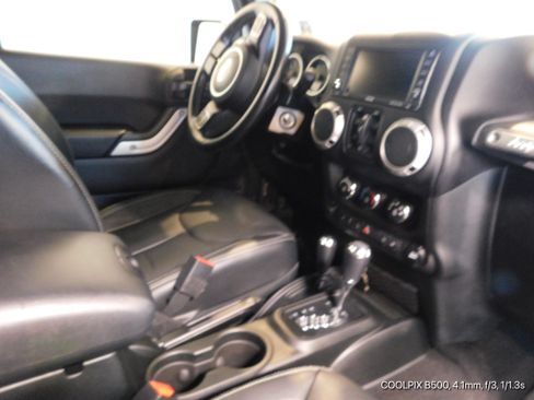 Used 2018 Jeep Wrangler Unlimited Sahara w/ Connectivity Group image 8