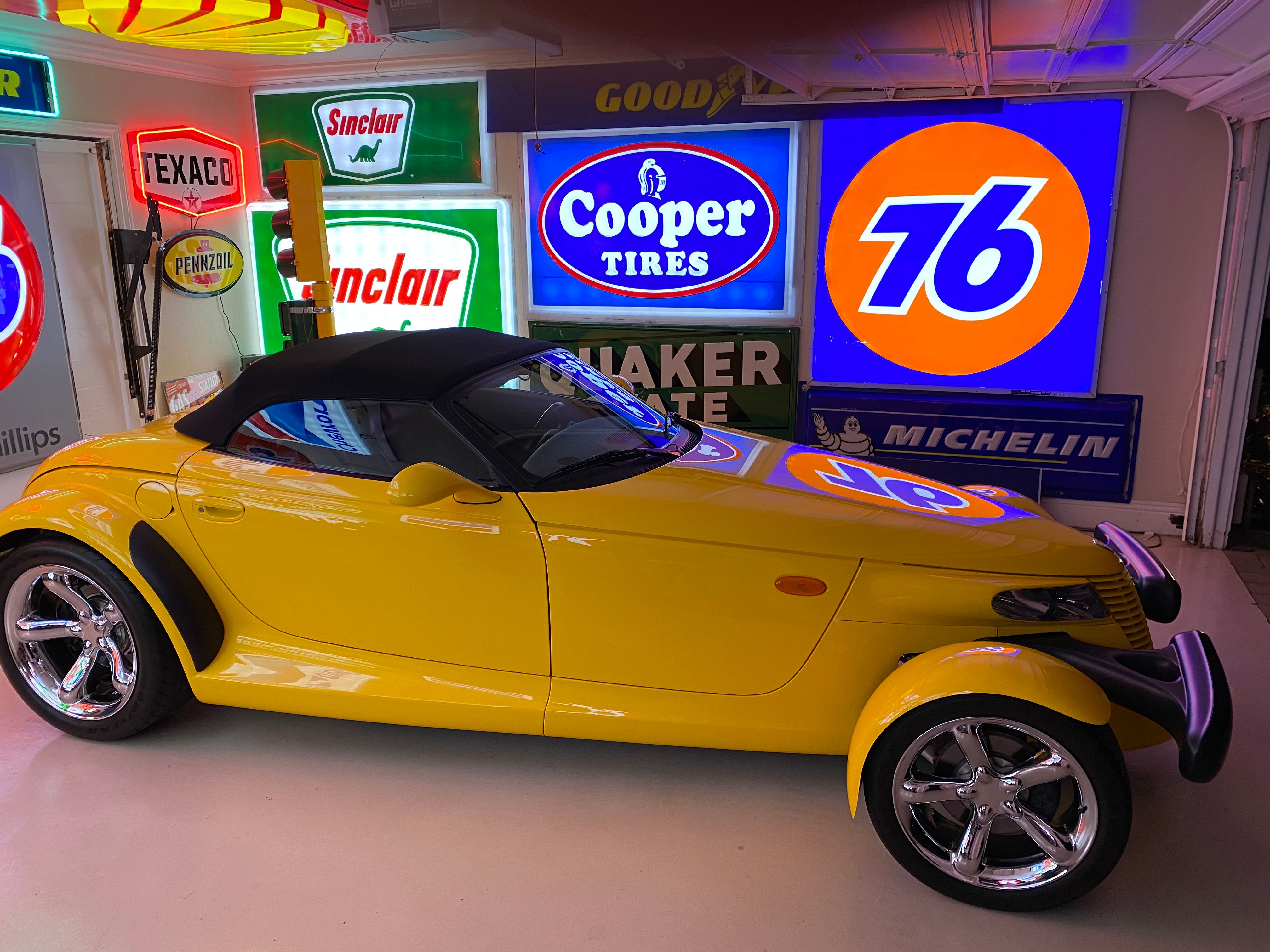 Used 2002 Chrysler Prowler RWD image 16