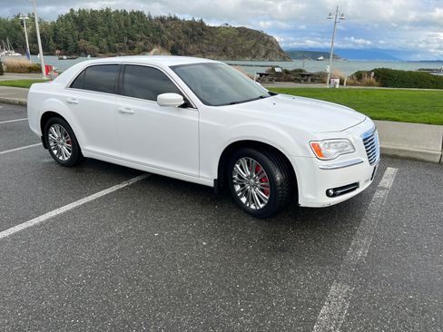 Used 2014 Chrysler 300 Sedan 4D w/ Driver Convenience Group image 2