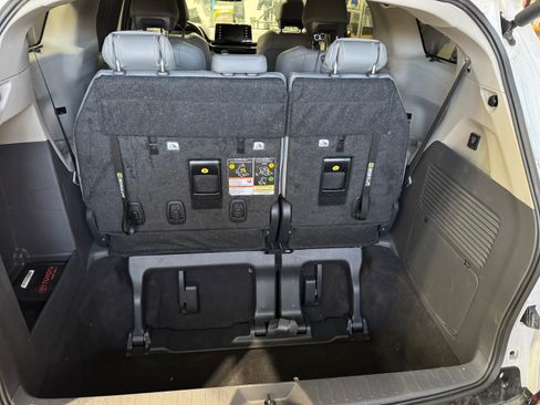 Used 2024 Toyota Sienna Limited image 9
