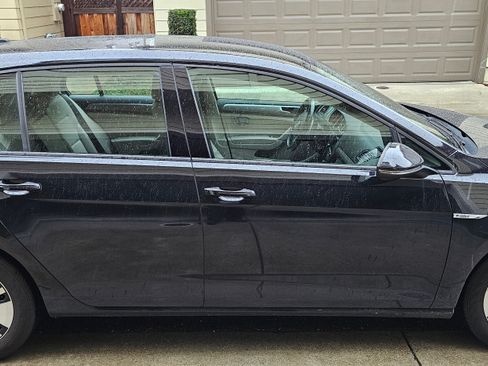 Used 2015 Volkswagen e-Golf SEL Premium image 8