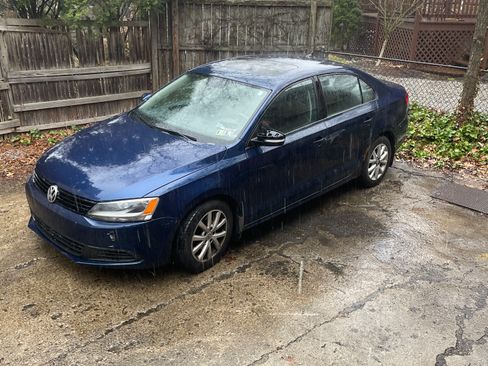 Used 2011 Volkswagen Jetta SE image 2