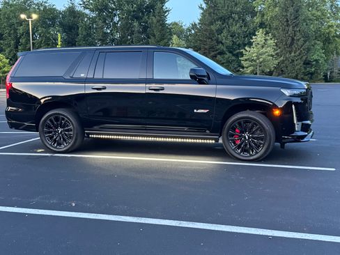 Used 2024 Cadillac Escalade ESV V w/ LPO, ONYX Package image 1