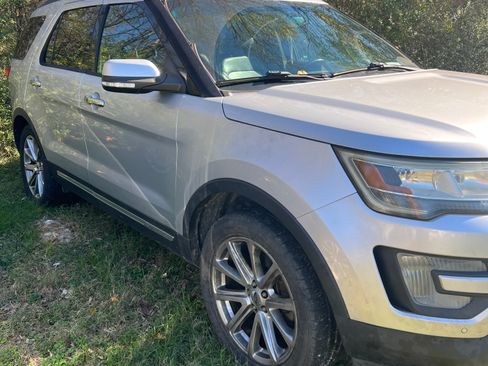 Used 2017 Ford Explorer Limited image 10