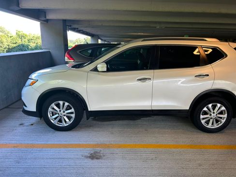 Used 2015 Nissan Rogue SV w/ SV Moonroof Package AWD/4WD image 4