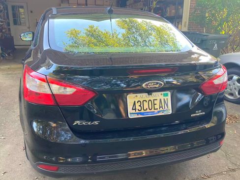 Used 2014 Ford Focus SE w/ SE Winter Package image 2