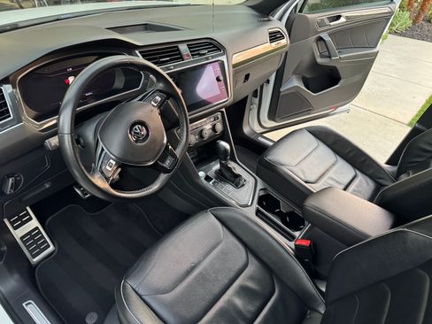 Used 2018 Volkswagen Tiguan SEL Premium w/ R-Line Package image 10