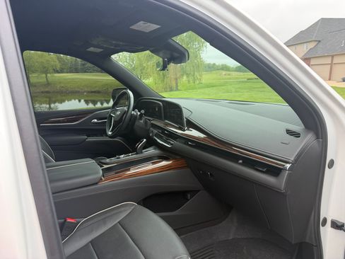 Used 2024 Cadillac Escalade ESV Premium Luxury AWD/4WD image 9