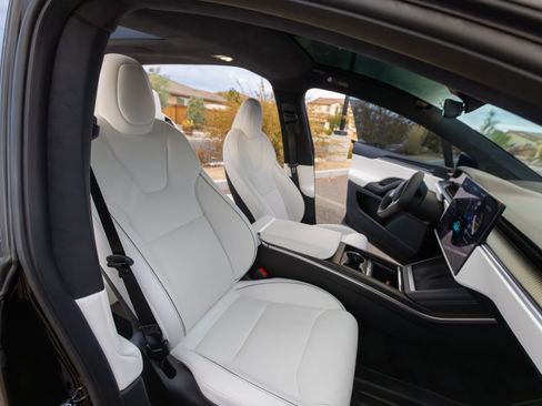 Used 2022 Tesla Model X Plaid image 10