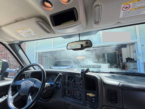 Used 2006 Chevrolet Silverado 2500 LT w/ Skid Plate Package AWD/4WD image 8