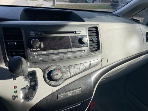 Used 2013 Toyota Sienna LE image 5