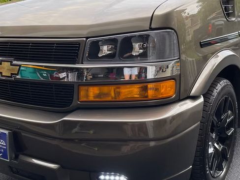 Used 2022 Chevrolet Express 2500 Extended w/ Enhanced Convenience Package image 4