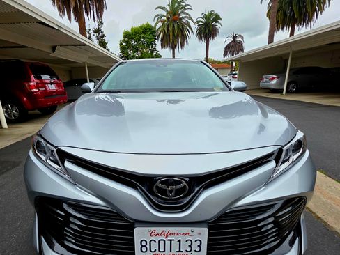 Used 2018 Toyota Camry LE image 2