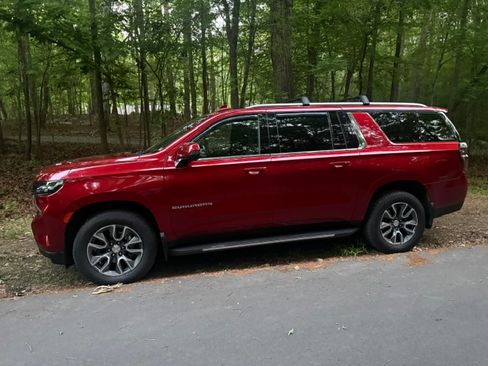 Used 2021 Chevrolet Suburban LT w/ LT Signature Package AWD/4WD image 1