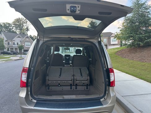 Used 2015 Chrysler Town & Country Touring FWD image 12