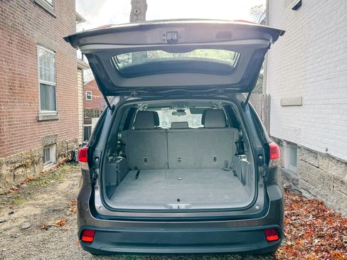 Used 2017 Toyota Highlander LE image 4