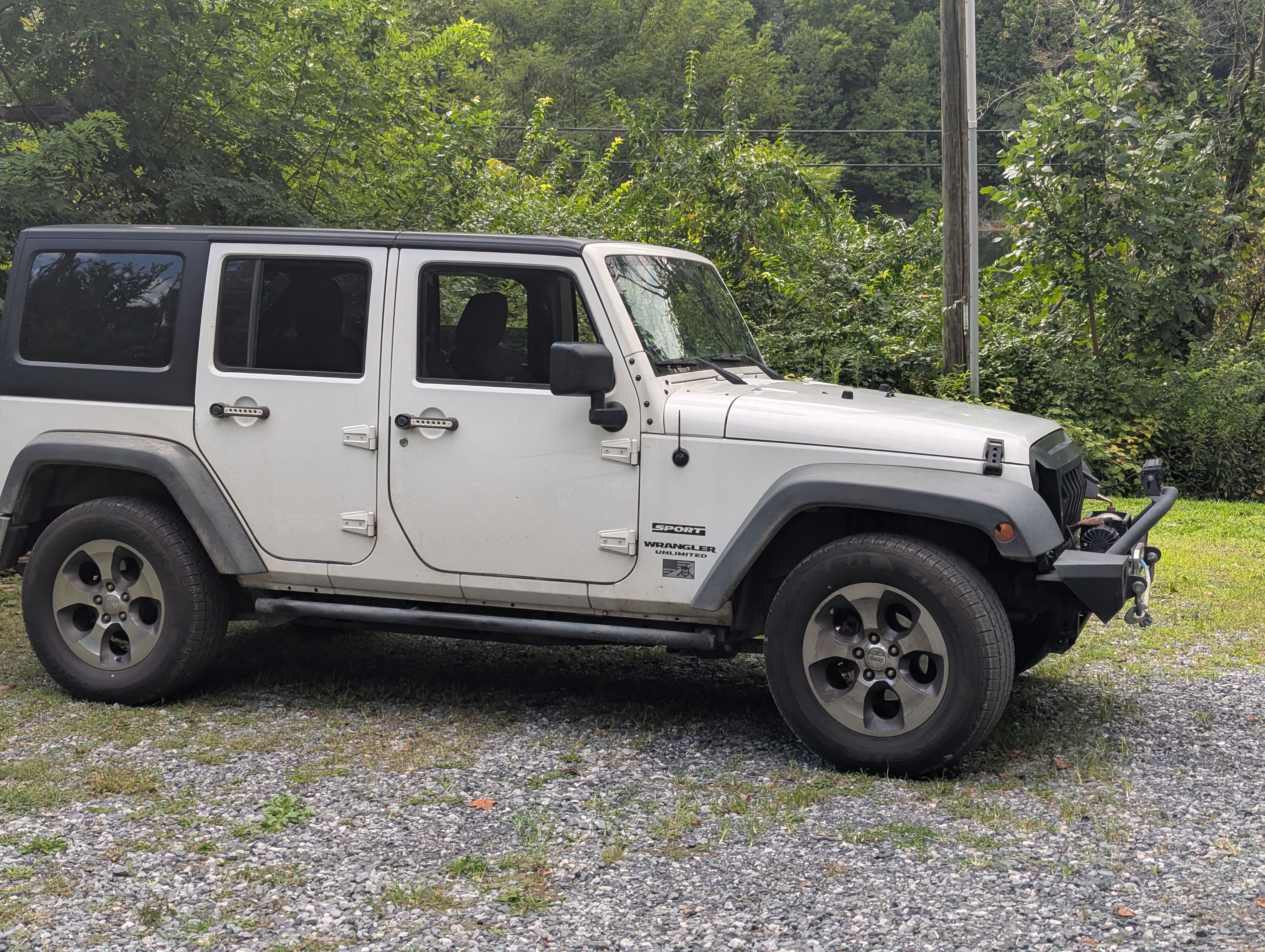 Used 2016 Jeep Wrangler Unlimited Sport w/ Connectivity Group AWD/4WD image 2