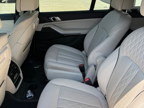 Used 2022 BMW X7 xDrive40i w/ M Sport Package AWD/4WD image 5
