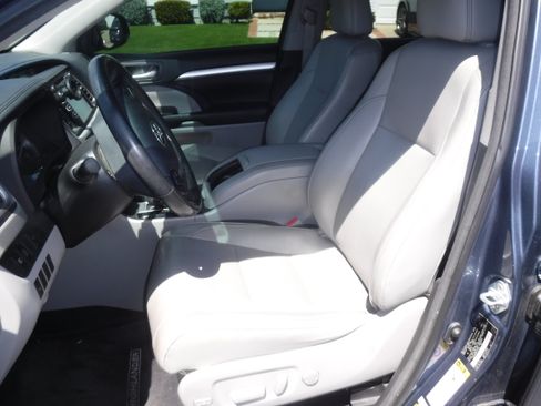 Used 2017 Toyota Highlander XLE w/ Carpet Mat Package FWD image 6