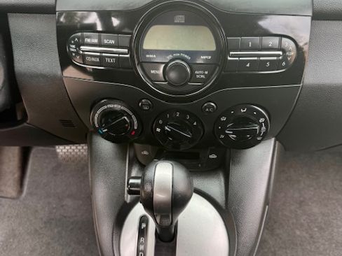 Used 2011 MAZDA MAZDA2 Touring image 12