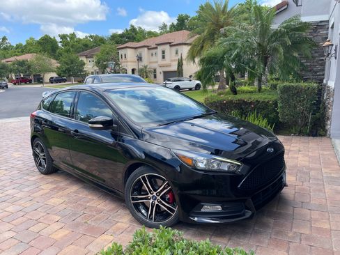 Used 2017 Ford Focus ST image 4