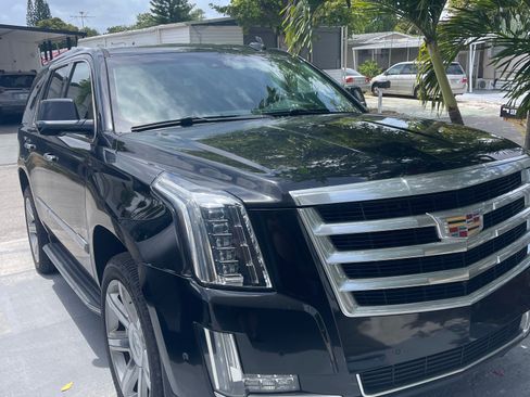 Used 2018 Cadillac Escalade Luxury AWD/4WD image 1