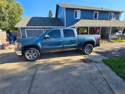 Used 2011 GMC Sierra 1500 SLE w/ Regional Value Package AWD/4WD image 1