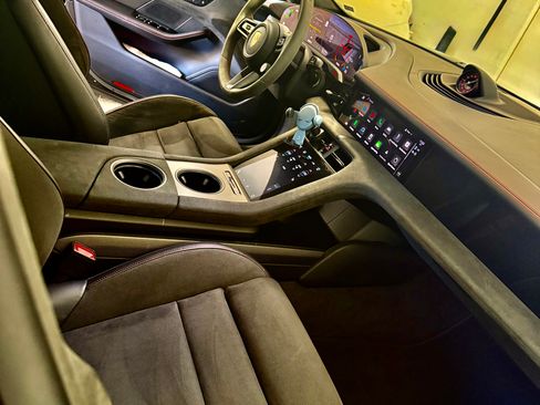 Used 2022 Porsche Taycan GTS image 15