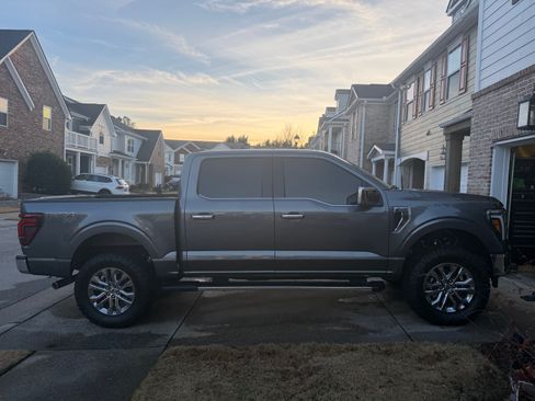 Used 2025 Ford F150 Lariat w/ Equipment Group 501A Mid image 9