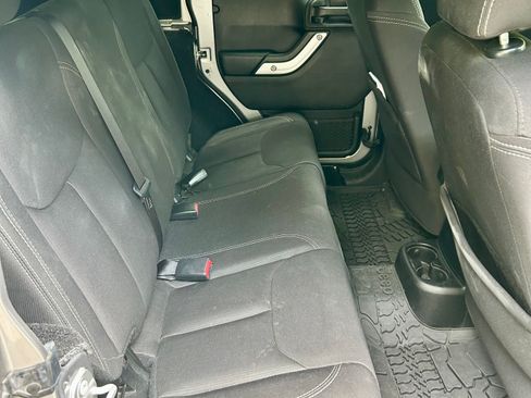 Used 2017 Jeep Wrangler Unlimited Sahara image 8