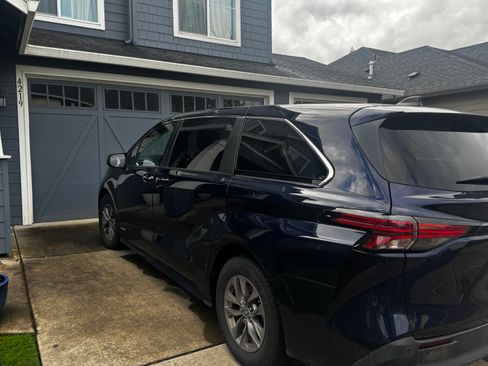 Used 2021 Toyota Sienna XLE FWD image 9