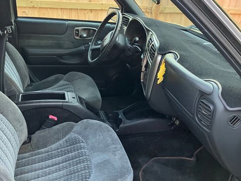 Used 2001 Chevrolet Blazer LS w/ Preferred Equipment Group image 8