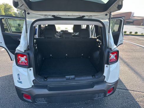 Used 2019 Jeep Renegade Latitude FWD image 8