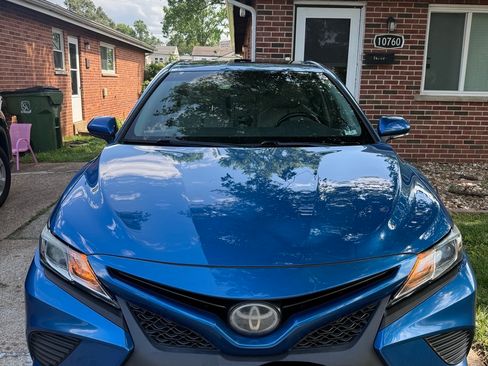 Used 2018 Toyota Camry SE w/ Moonroof Package FWD image 2