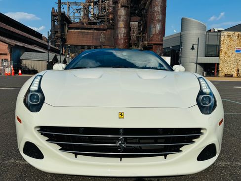 Used 2016 Ferrari California T image 8