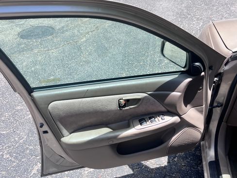 Used 1999 Toyota Camry LE w/ Value Pkg FWD image 15