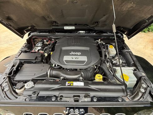 Used 2016 Jeep Wrangler Unlimited Sahara w/ Connectivity Group image 14