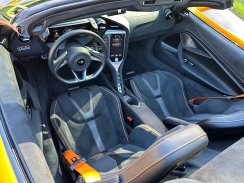 Used 2026 McLaren 750S Spider RWD image 26