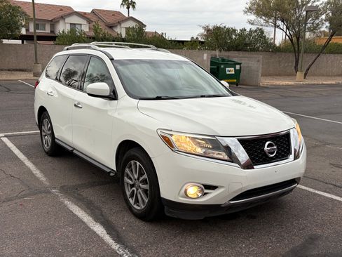 Used 2016 Nissan Pathfinder SV image 1