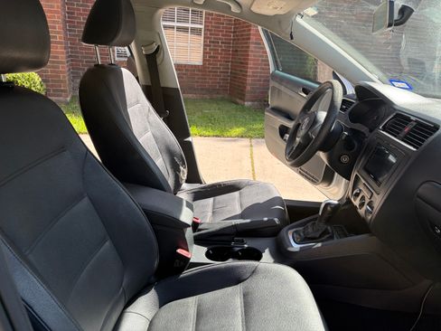 Used 2011 Volkswagen Jetta SE FWD image 11